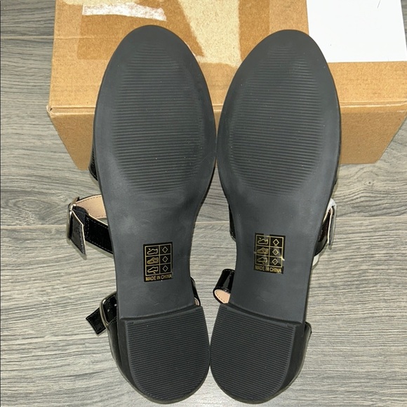 Journee Constance Flat - Picture 7 of 7